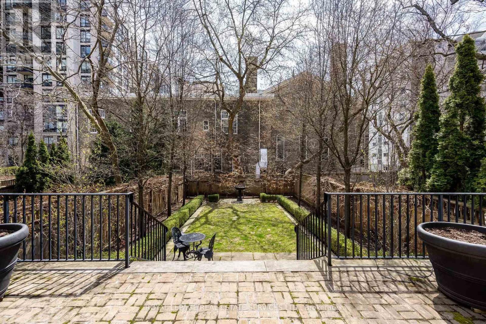 












27 HEATH STREET W

,
Toronto,




Ontario
M4V1T2

