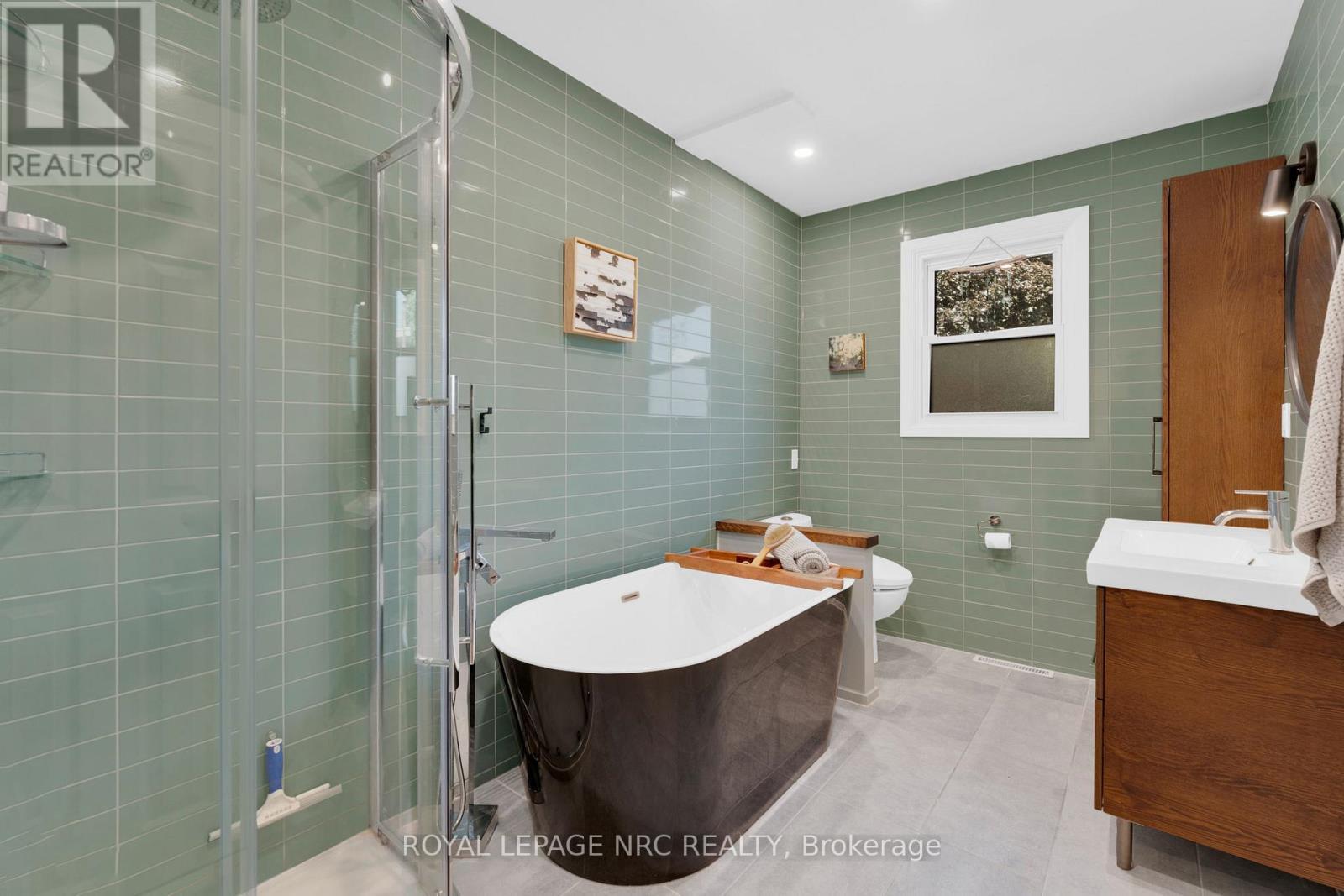 












10 ABERDEEN CIRCLE

,
St. Catharines,




Ontario
L2T2B8

