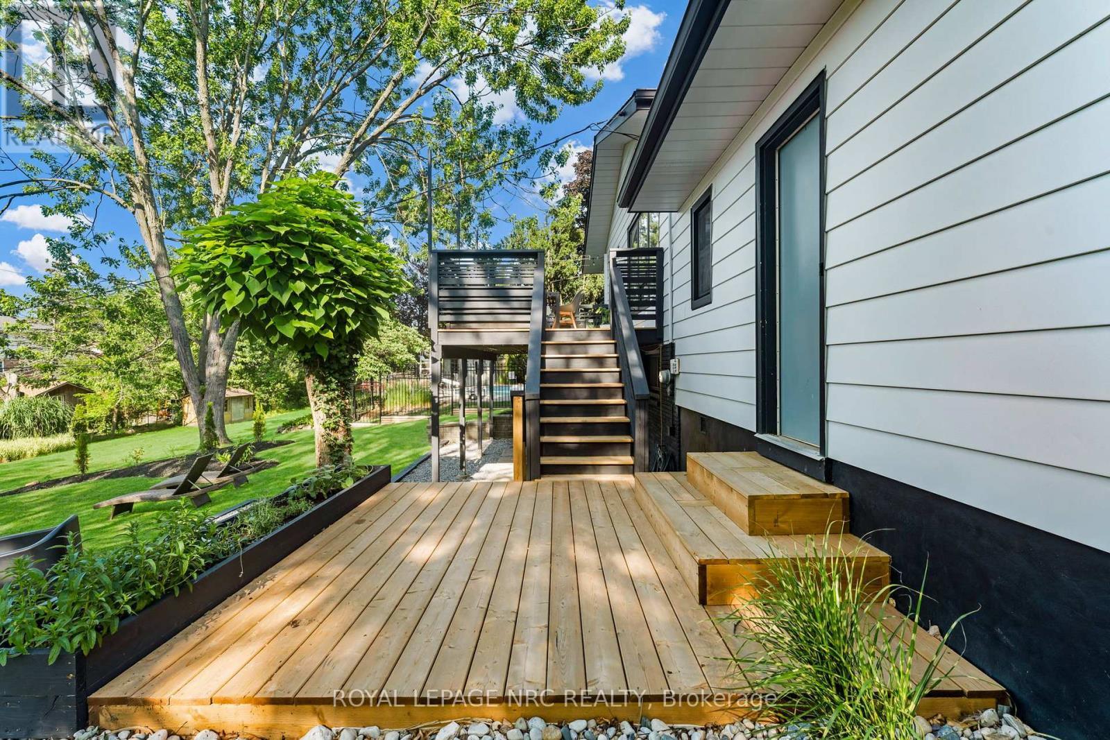 












10 ABERDEEN CIRCLE

,
St. Catharines,




Ontario
L2T2B8

