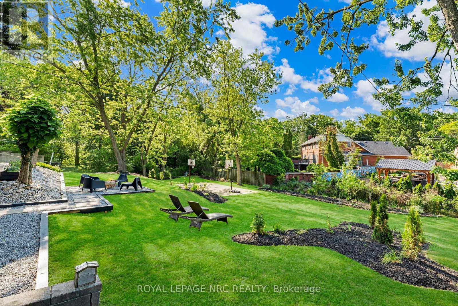 












10 ABERDEEN CIRCLE

,
St. Catharines,




Ontario
L2T2B8

