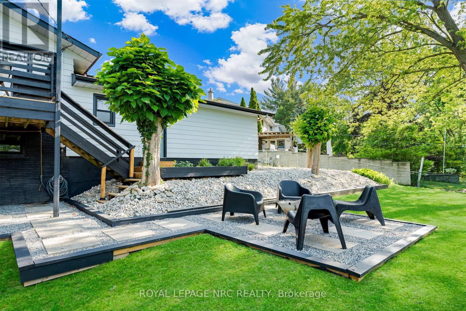 












10 ABERDEEN CIRCLE

,
St. Catharines,




Ontario
L2T2B8

