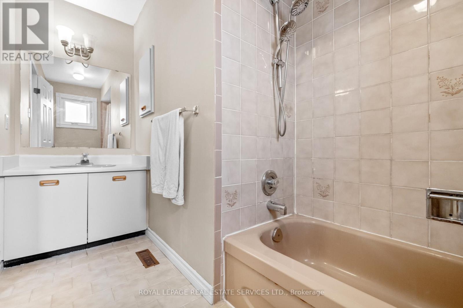 












40 CANMORE BOULEVARD

,
Toronto,




Ontario
M1C3W2

