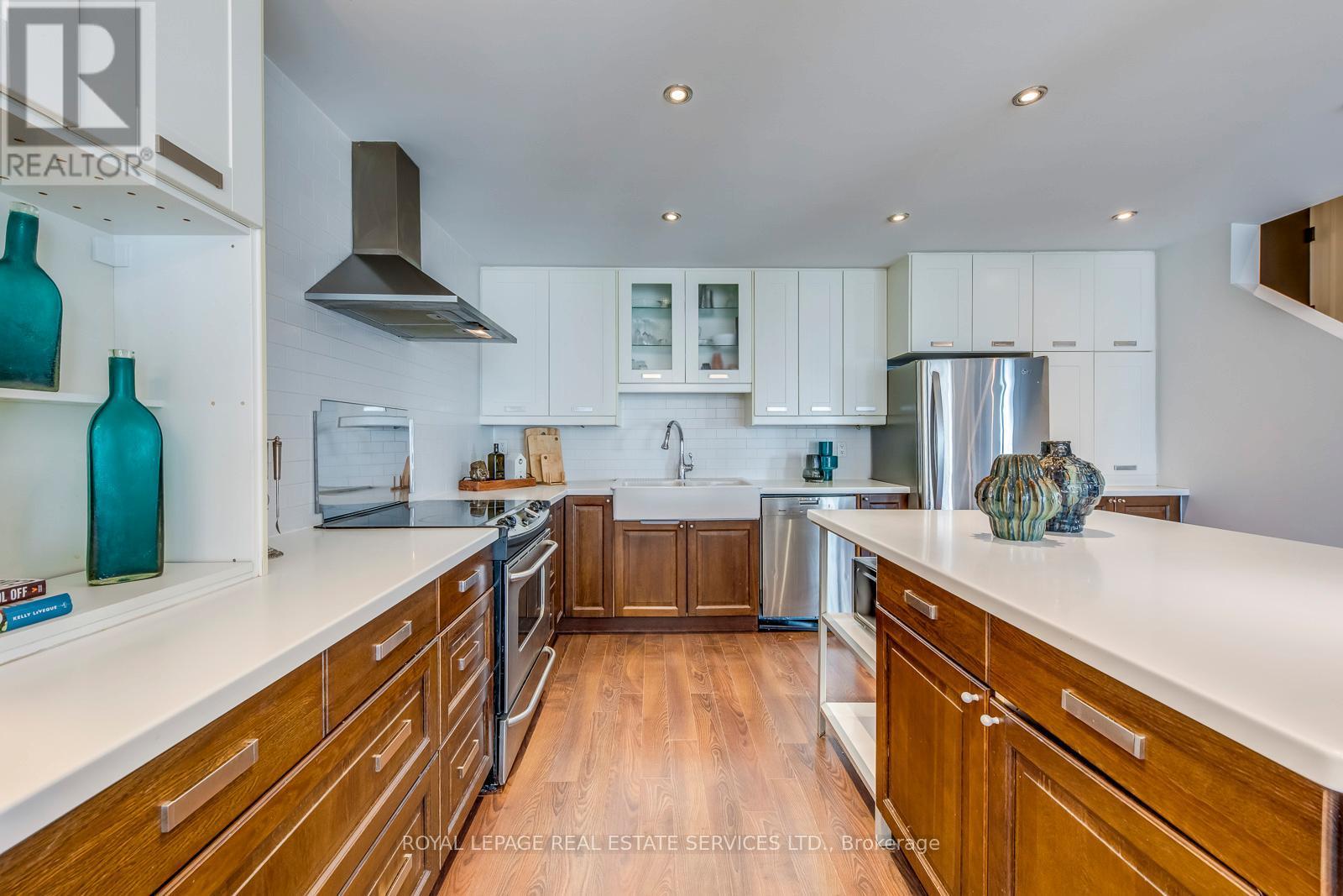












1032 - 33 HARBOUR SQUARE SE

,
Toronto,




Ontario
M5J2G2

