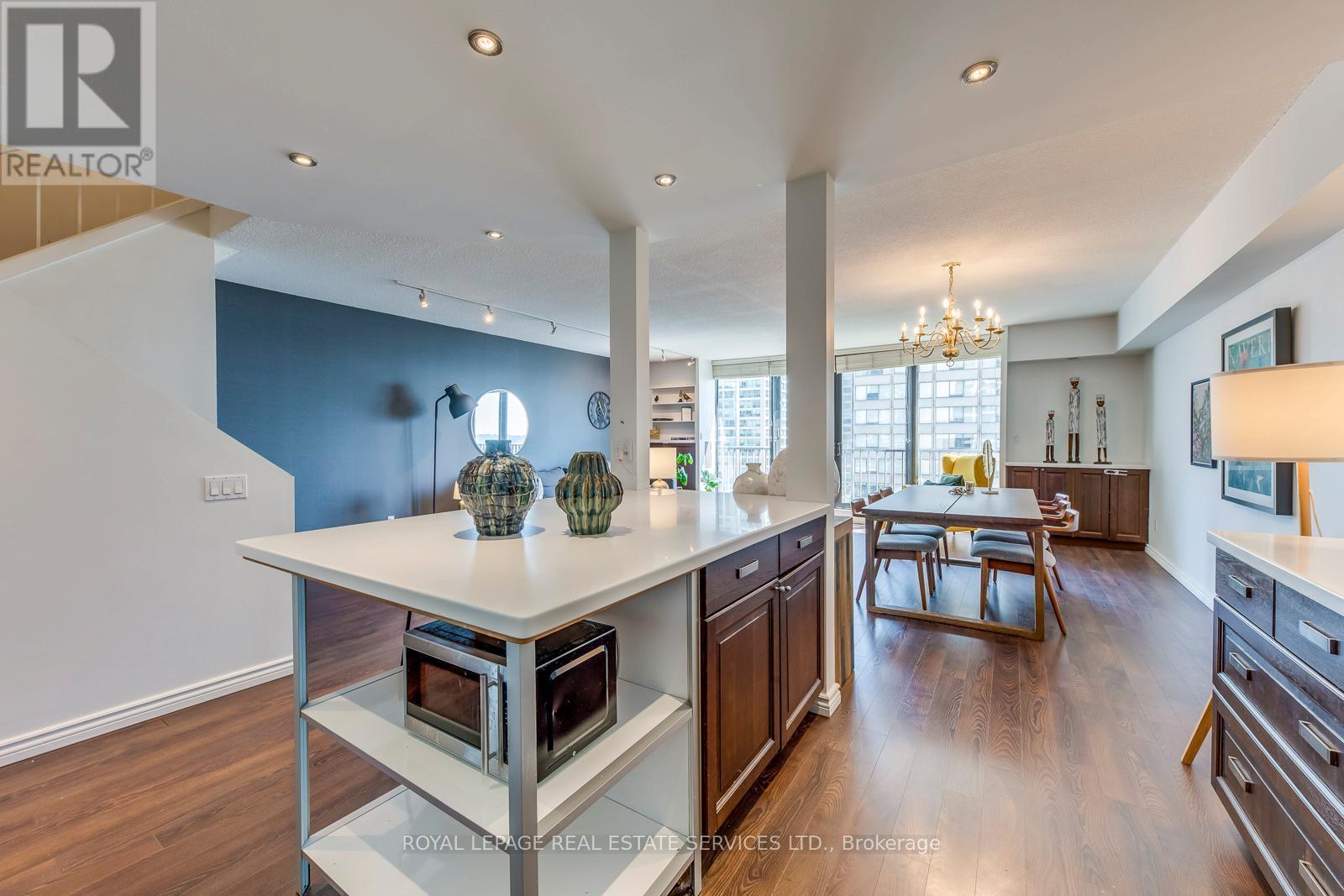 












1032 - 33 HARBOUR SQUARE SE

,
Toronto,




Ontario
M5J2G2

