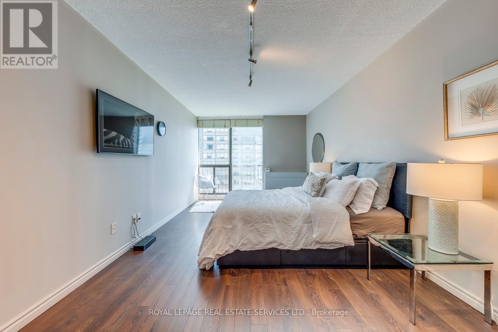












1032 - 33 HARBOUR SQUARE SE

,
Toronto,




Ontario
M5J2G2

