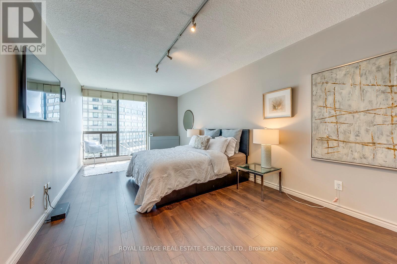 












1032 - 33 HARBOUR SQUARE SE

,
Toronto,




Ontario
M5J2G2

