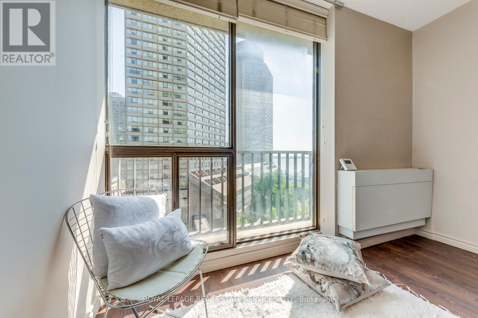 












1032 - 33 HARBOUR SQUARE SE

,
Toronto,




Ontario
M5J2G2


