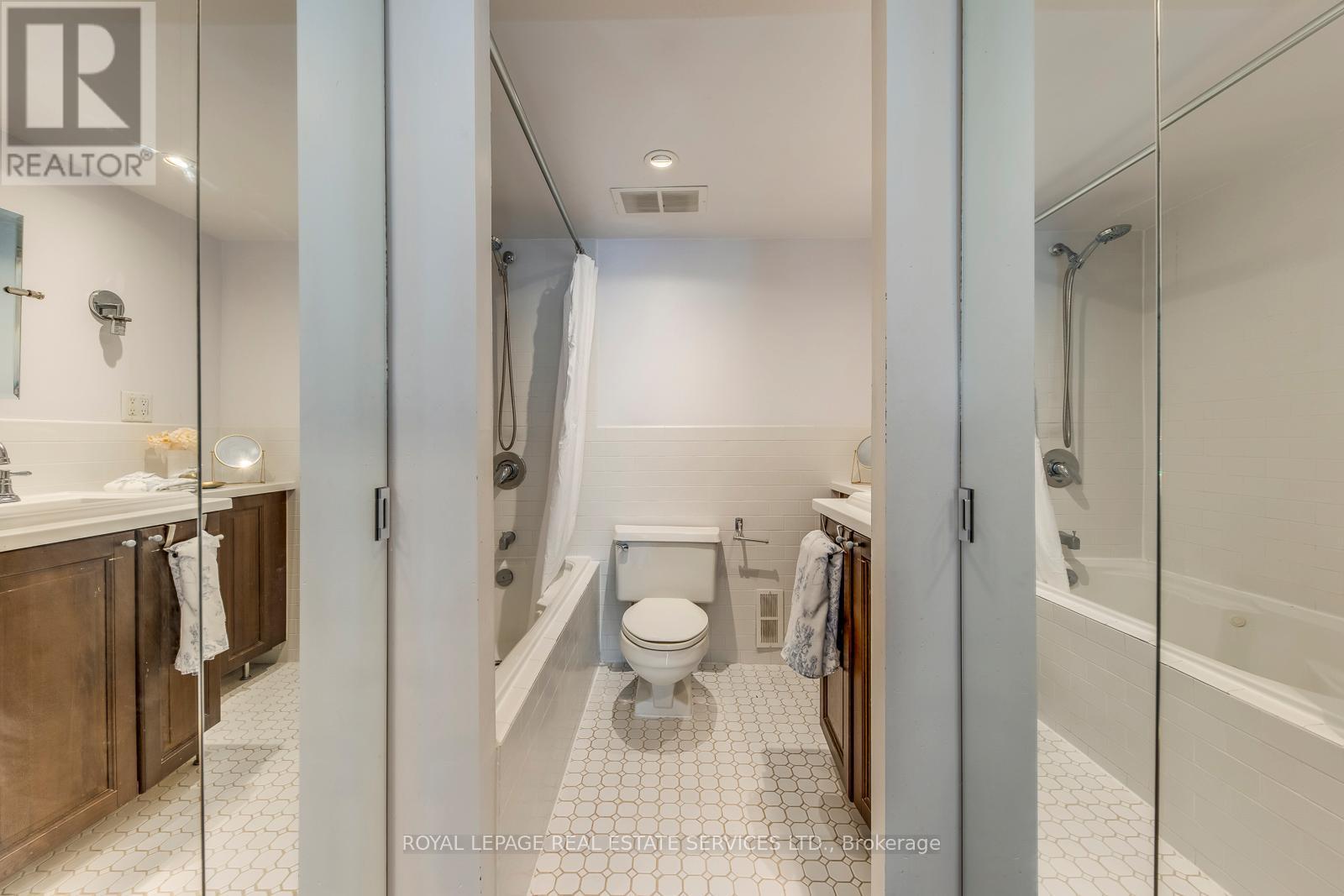 












1032 - 33 HARBOUR SQUARE SE

,
Toronto,




Ontario
M5J2G2

