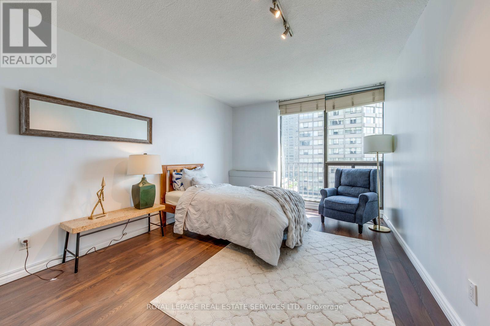 












1032 - 33 HARBOUR SQUARE SE

,
Toronto,




Ontario
M5J2G2


