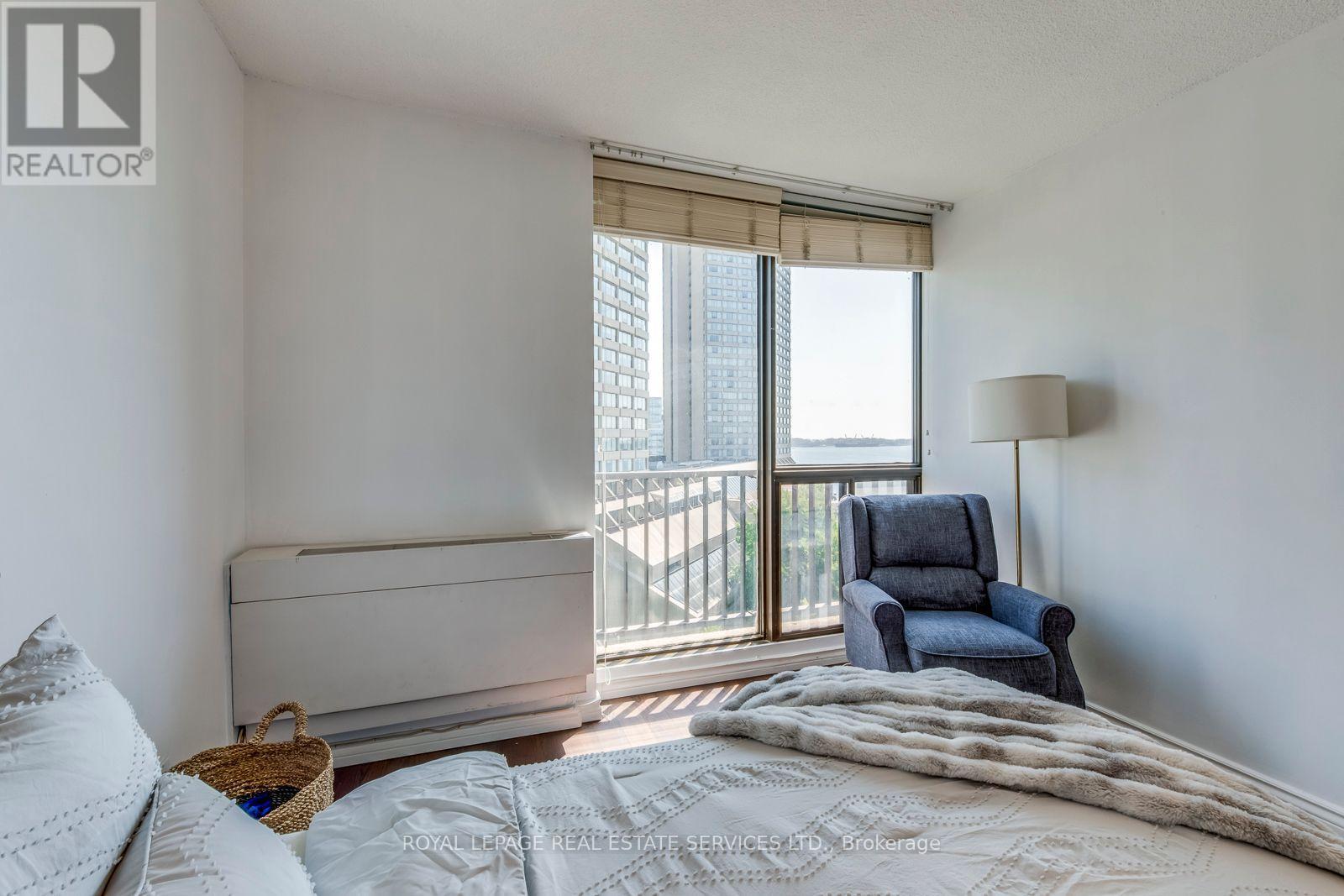 












1032 - 33 HARBOUR SQUARE SE

,
Toronto,




Ontario
M5J2G2


