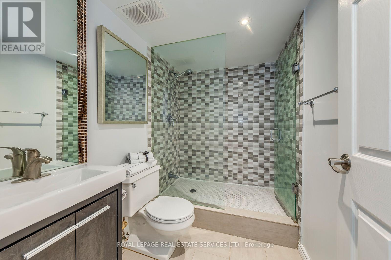 












1032 - 33 HARBOUR SQUARE SE

,
Toronto,




Ontario
M5J2G2

