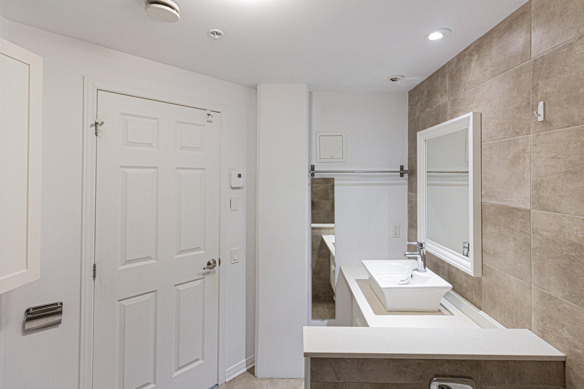









1235


Rue Bishop

, 620,
Montréal (Ville-Marie),




QC
H3G2A6

