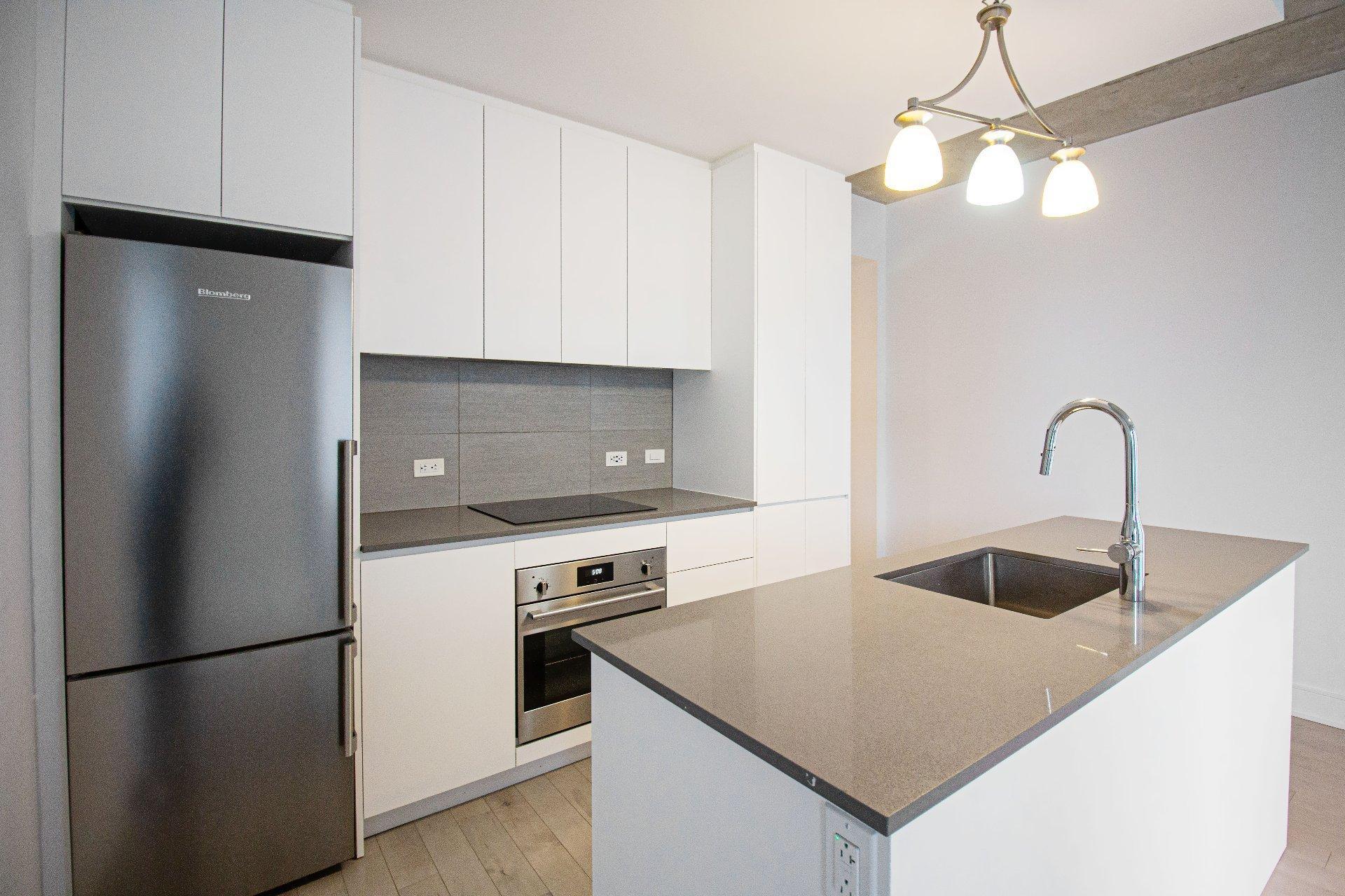 









2320


Rue Tupper

, 2005,
Montréal (Ville-Marie),




QC
H3H0B8

