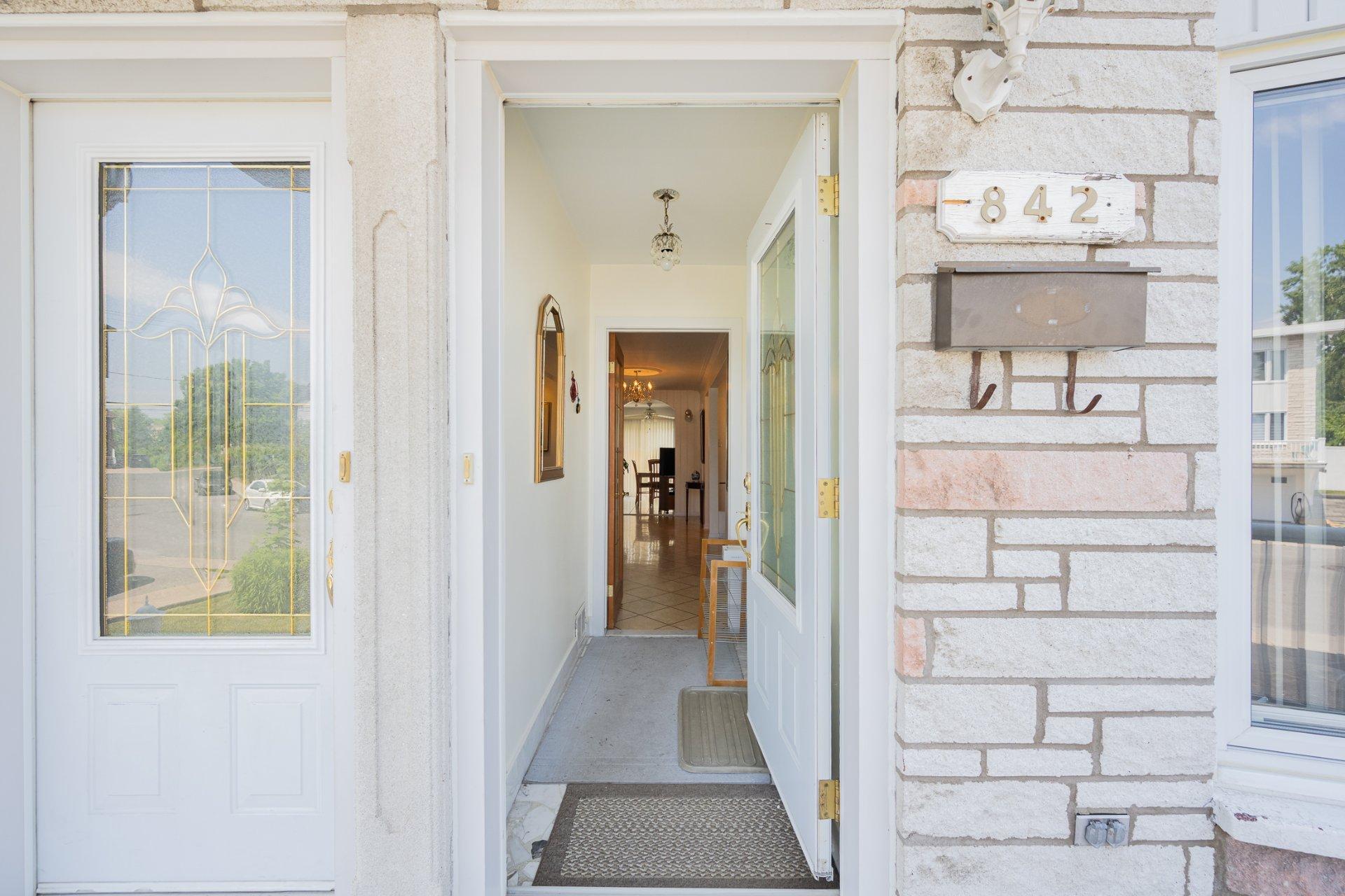 









840

 - 842


Rue Du Calvet

,
Laval (Chomedey),




QC
H7W4E7

