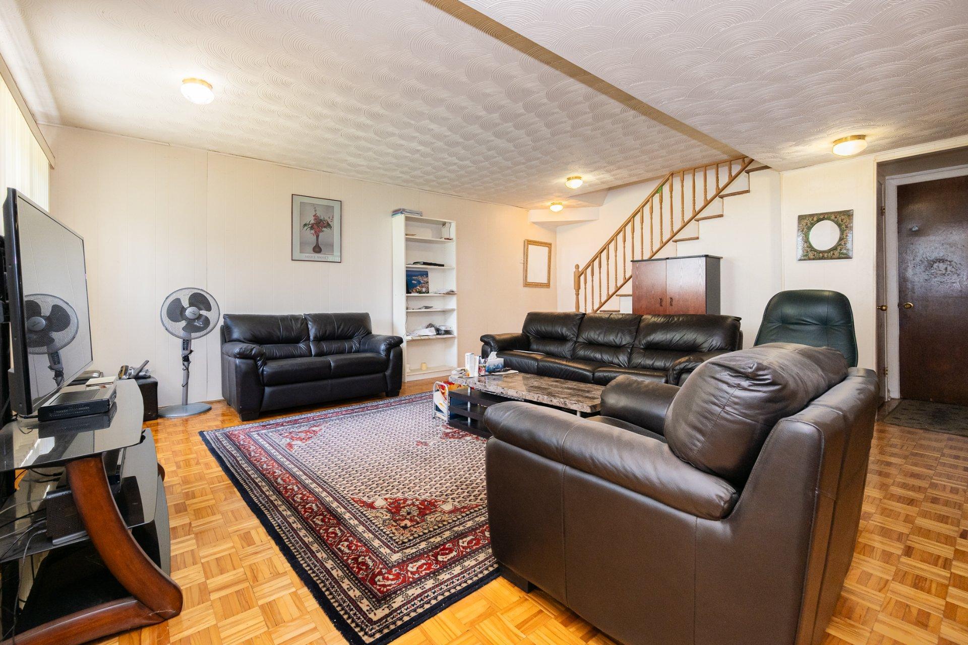 









840

 - 842


Rue Du Calvet

,
Laval (Chomedey),




QC
H7W4E7


