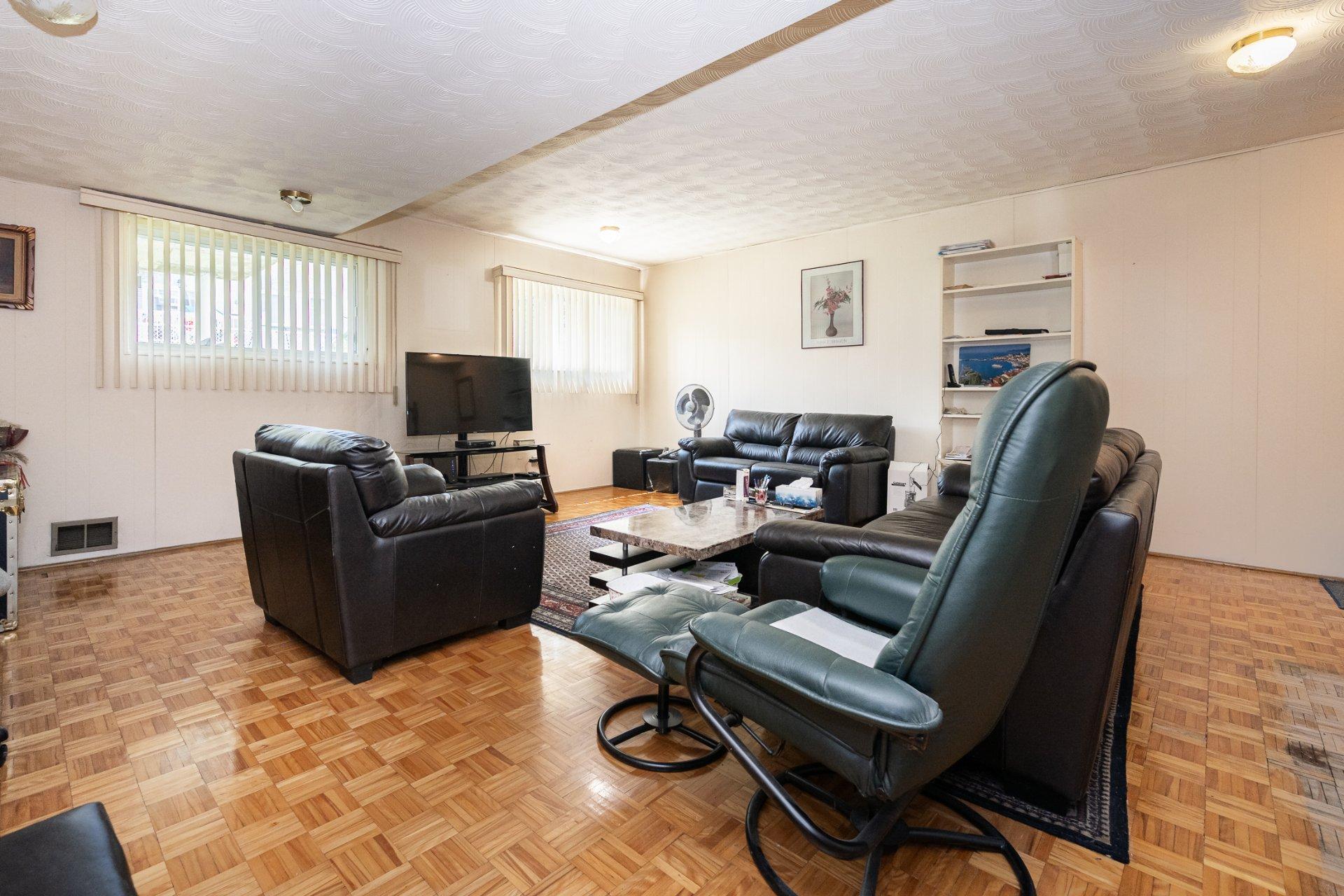 









840

 - 842


Rue Du Calvet

,
Laval (Chomedey),




QC
H7W4E7


