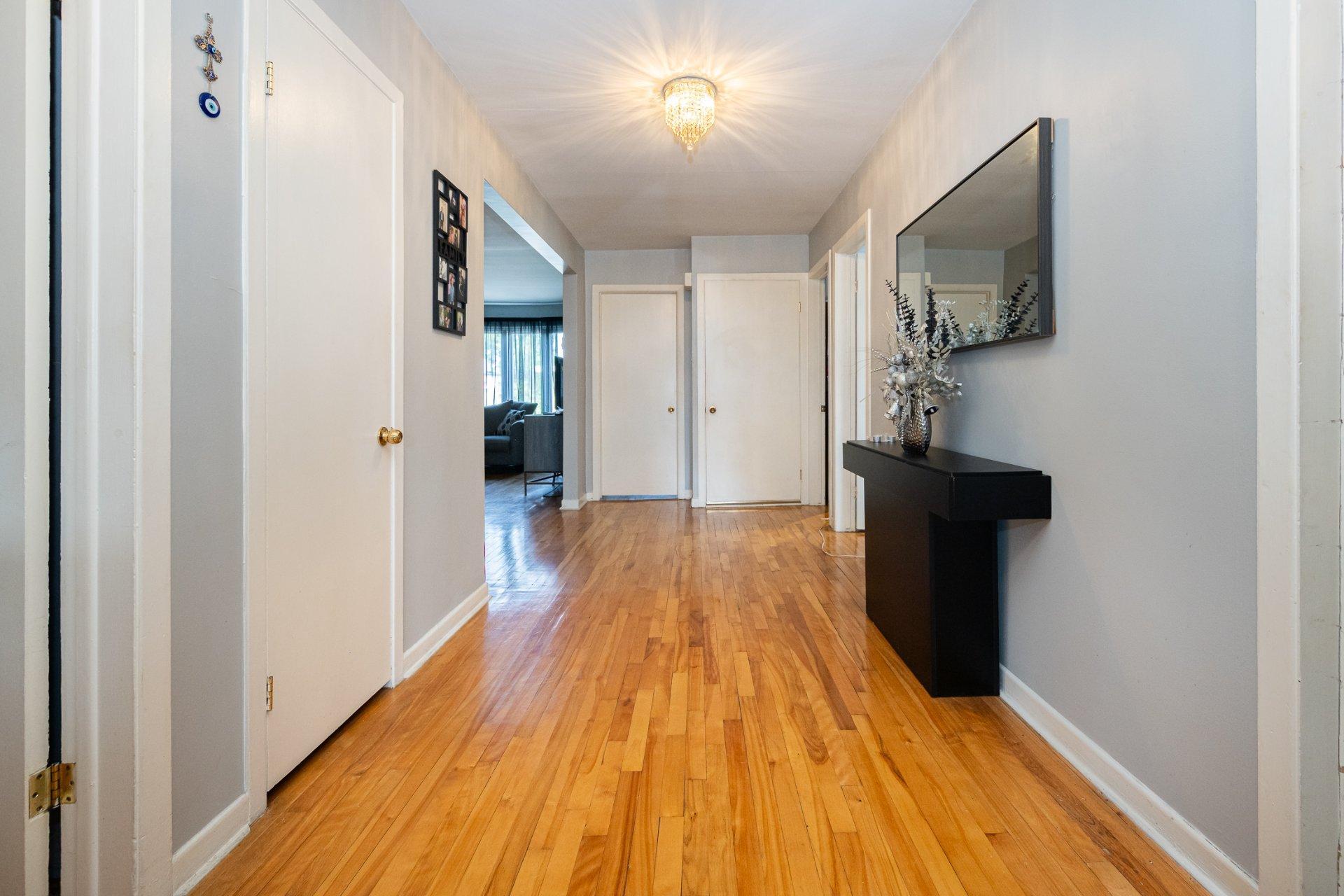 









840

 - 842


Rue Du Calvet

,
Laval (Chomedey),




QC
H7W4E7

