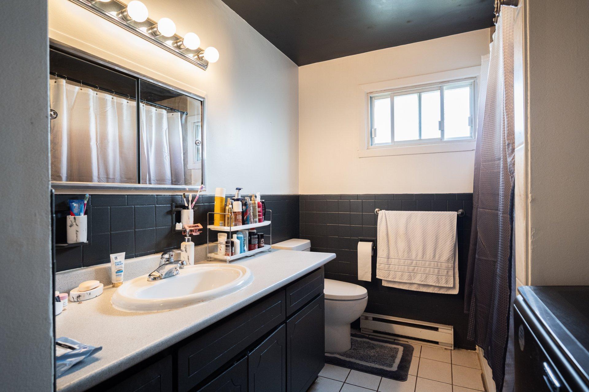 









840

 - 842


Rue Du Calvet

,
Laval (Chomedey),




QC
H7W4E7

