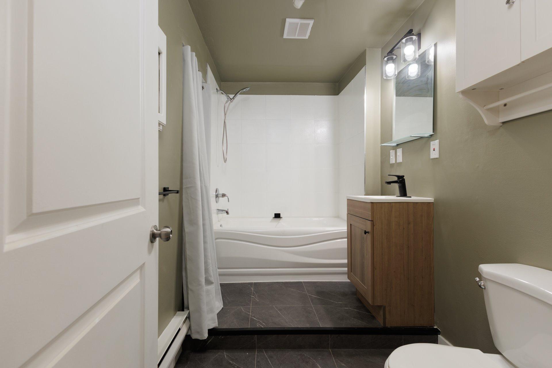 









2028


Rue Jacques-Hertel

,
Montréal (Le Sud-Ouest),




QC
H4E1R1

