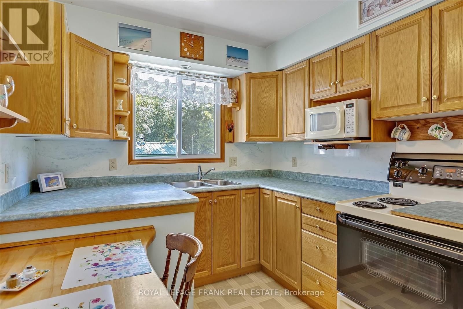 












110 GREENHILL DRIVE

,
Peterborough West (Central),




Ontario
K9J6E4


