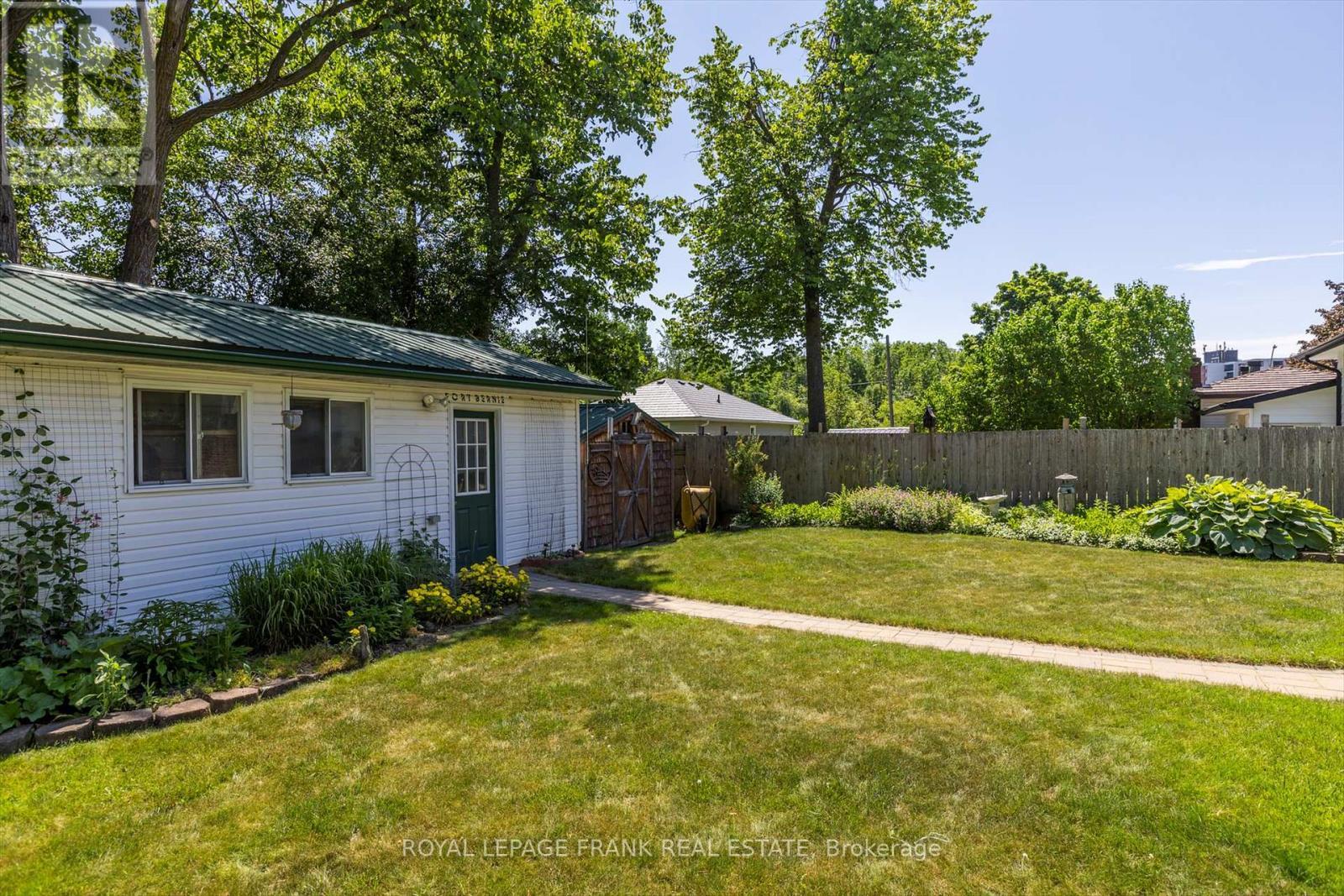












110 GREENHILL DRIVE

,
Peterborough West (Central),




Ontario
K9J6E4

