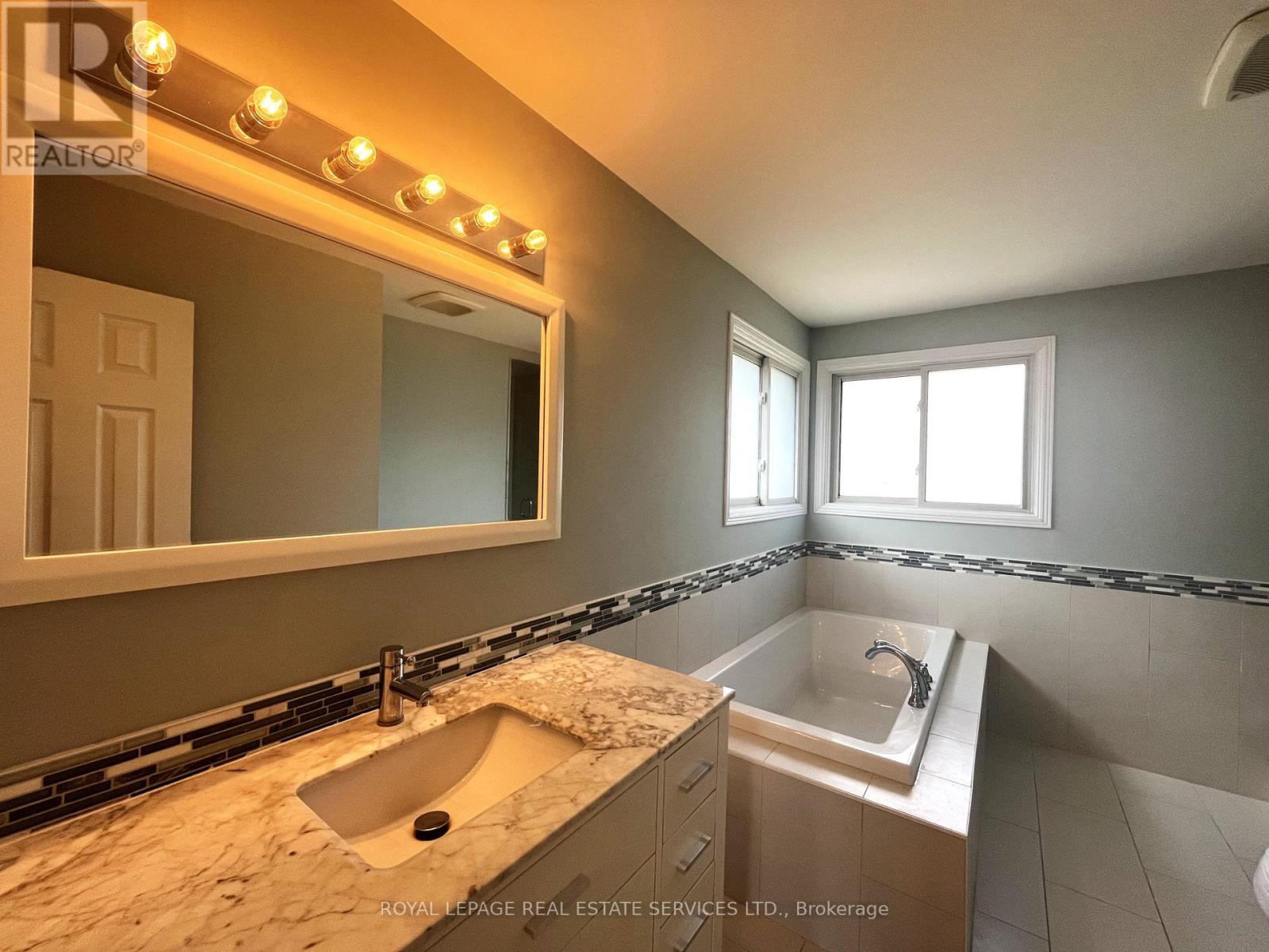 












79 DORIS CRESCENT

,
Newmarket,




Ontario
L3Y7V5

