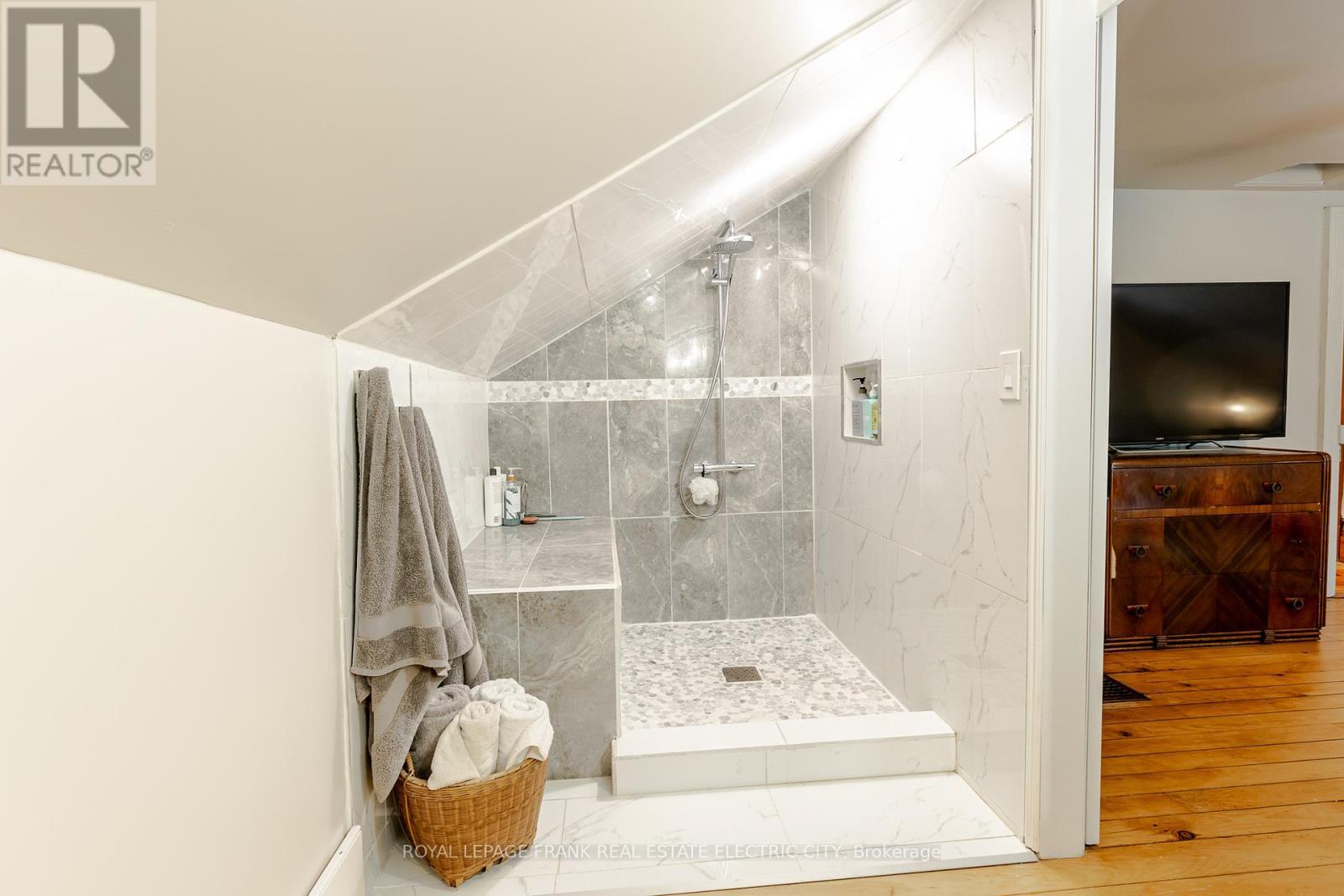 












4242 CEDAR VALLEY ROAD

,
Clarington,




Ontario
L0B1M0

