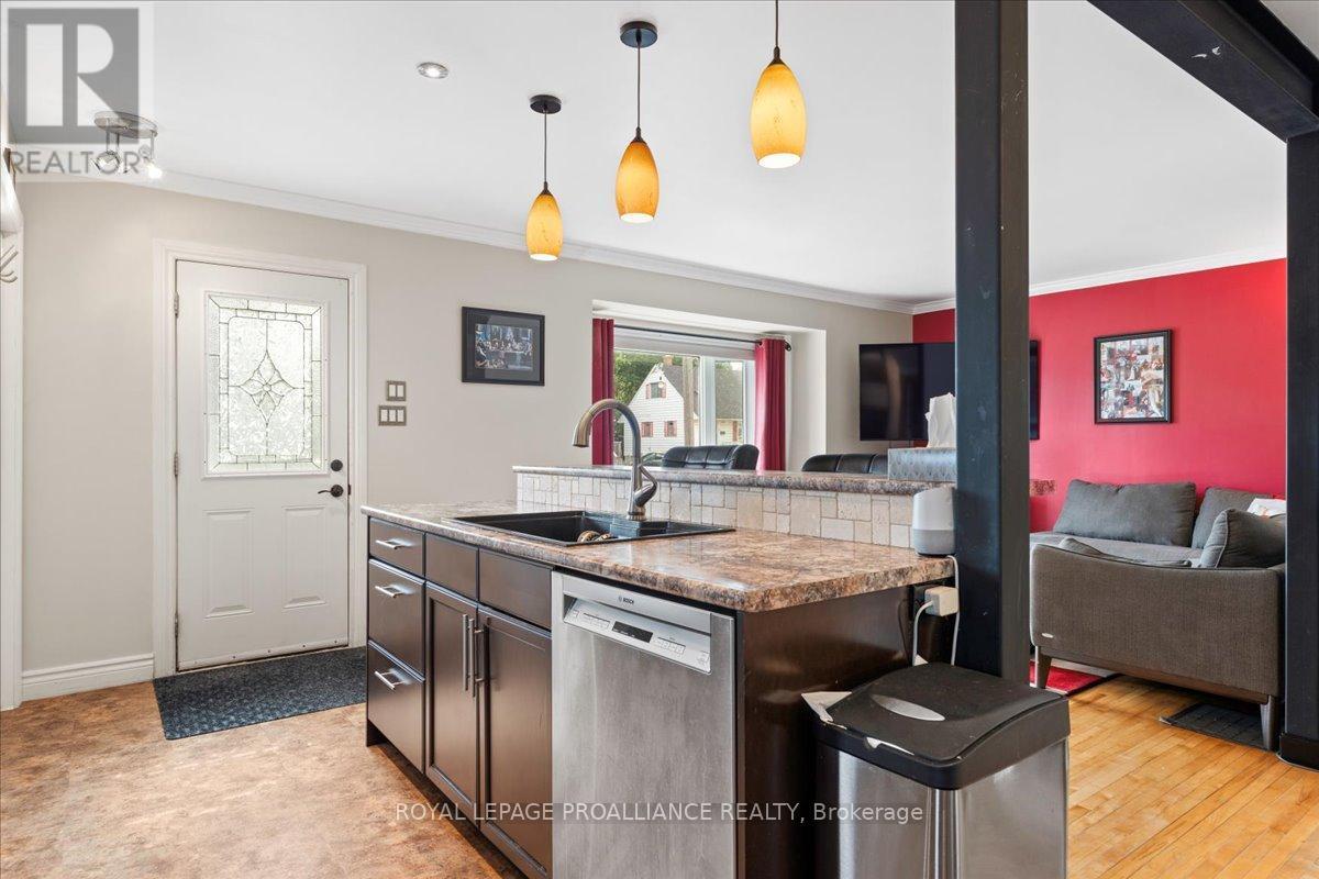 












9 SIXTH STREET

,
Belleville (Belleville Ward),




Ontario
K8N4S4

