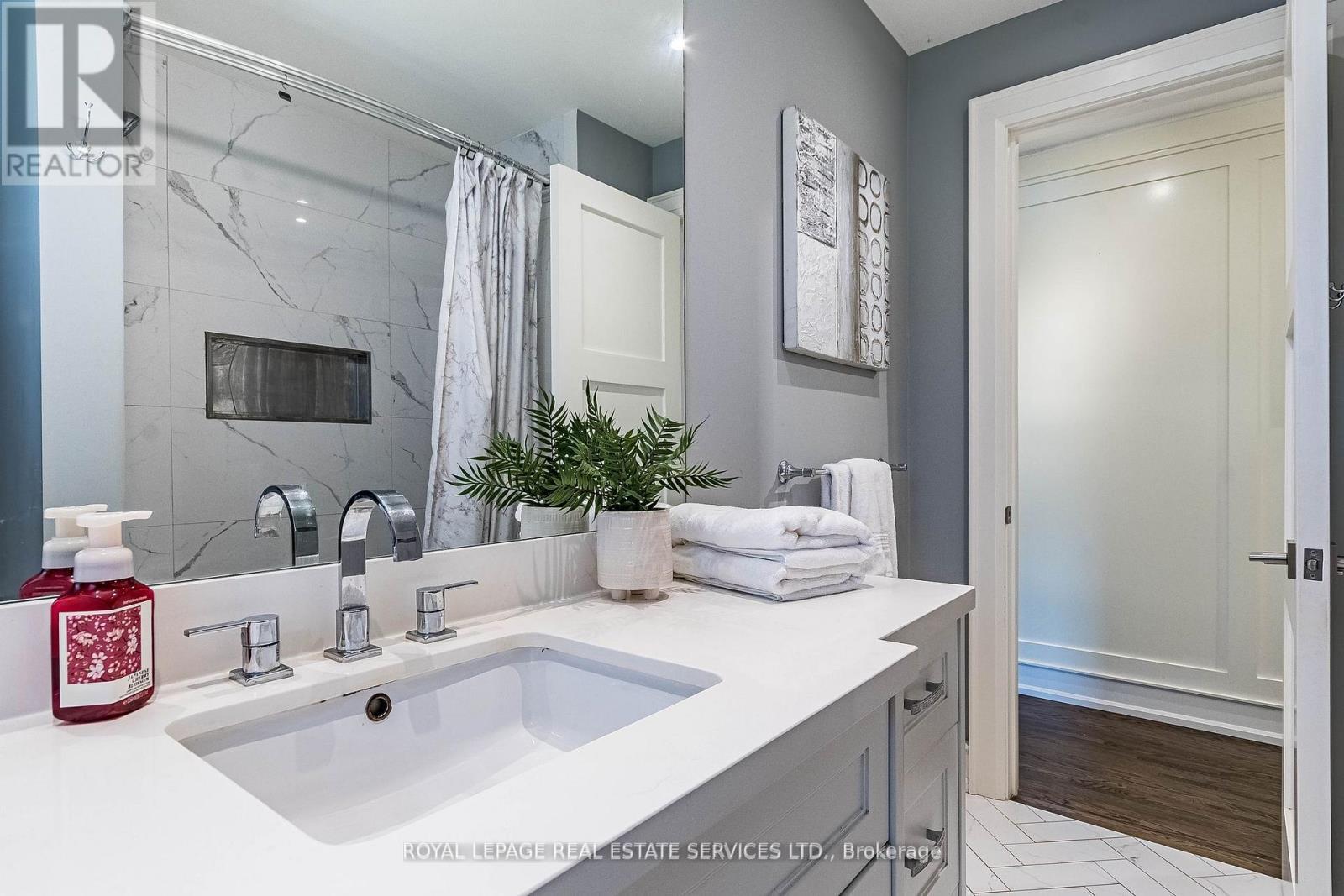 












42 GLEN AGAR DRIVE

,
Toronto,




Ontario
M9B5L9

