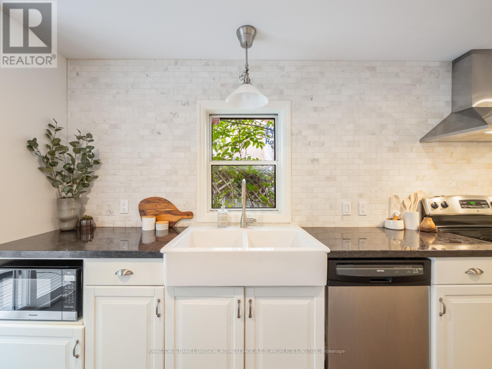 












77 WALNUT AVENUE

,
Toronto,




Ontario
M5V2S1

