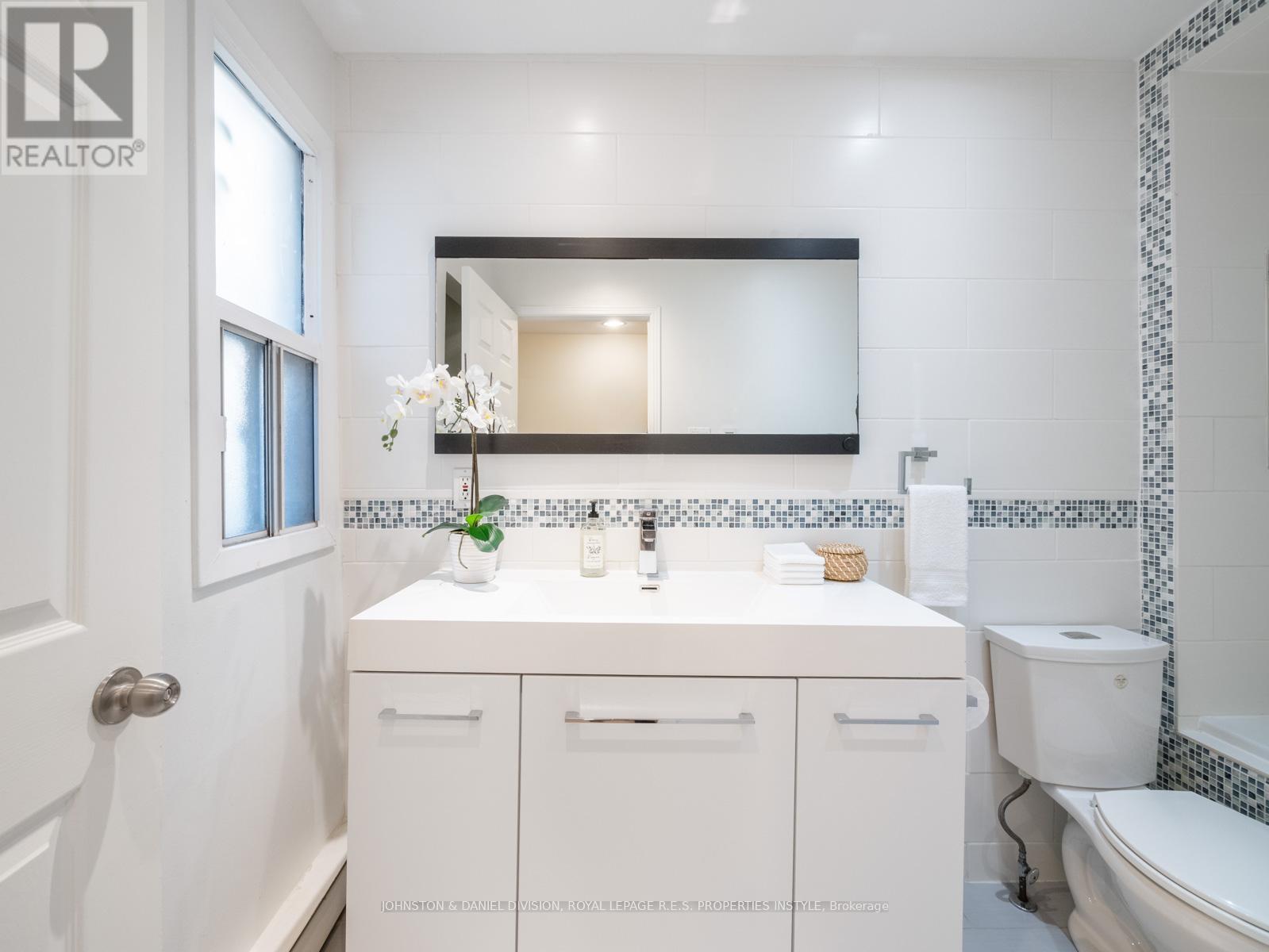 












77 WALNUT AVENUE

,
Toronto,




Ontario
M5V2S1

