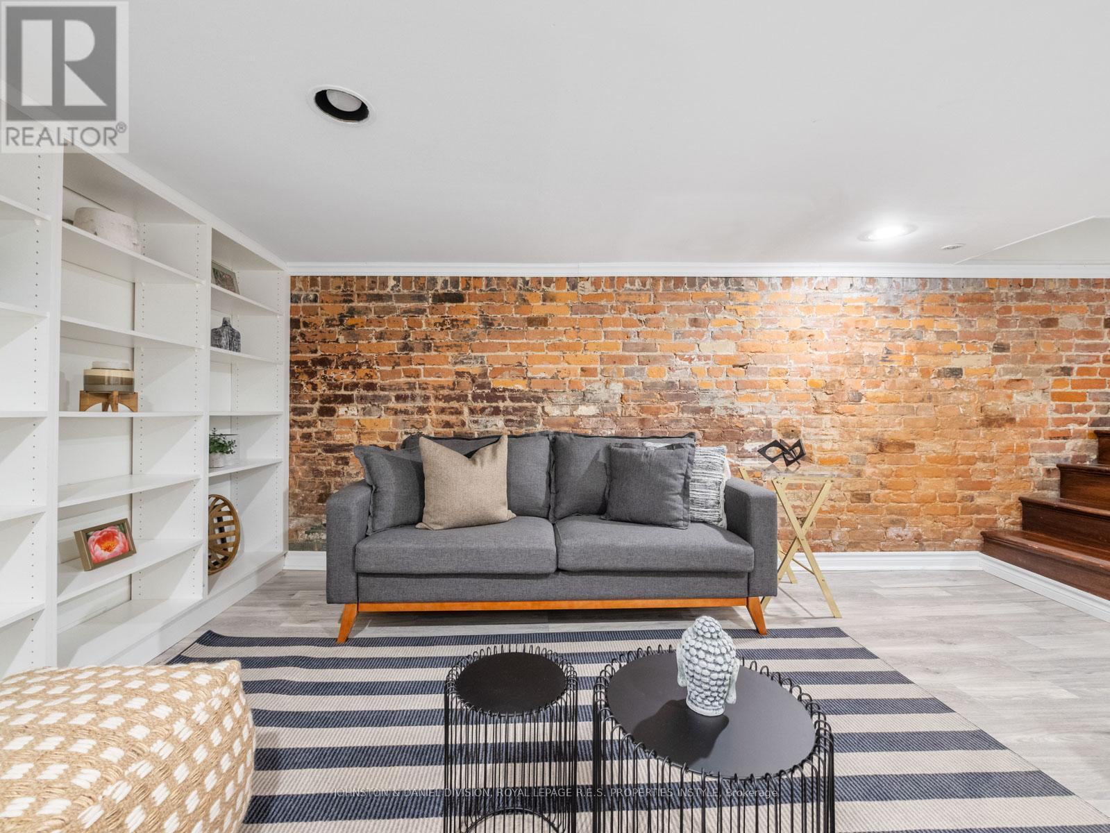 












77 WALNUT AVENUE

,
Toronto,




Ontario
M5V2S1

