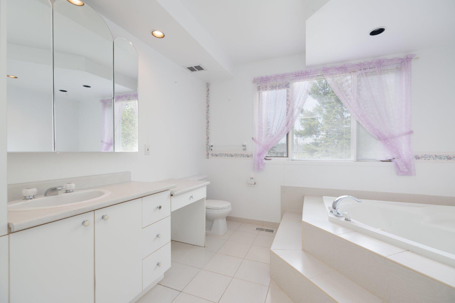 









2530


Boul. Perrot

,
Notre-Dame-de-l'Île-Perrot,




QC
J7W2Z4

