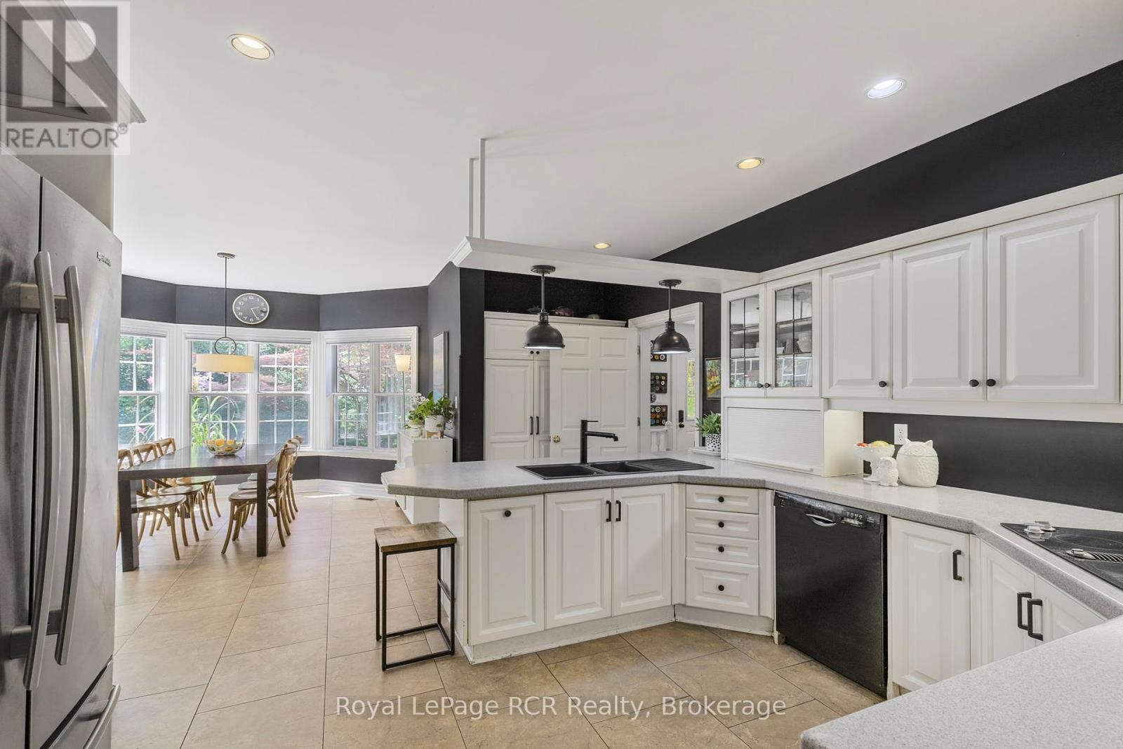 












6 CARMICHAEL CRESCENT

,
Collingwood,




Ontario
L9Y4R6

