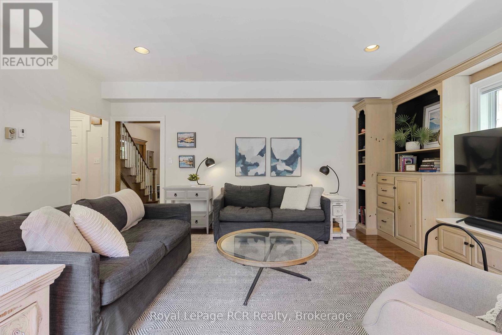 












6 CARMICHAEL CRESCENT

,
Collingwood,




Ontario
L9Y4R6

