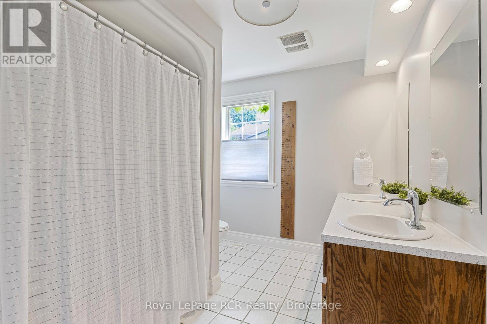 












6 CARMICHAEL CRESCENT

,
Collingwood,




Ontario
L9Y4R6

