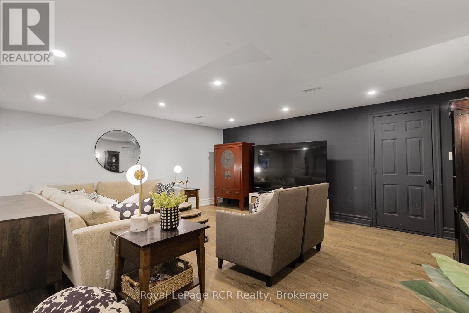 












6 CARMICHAEL CRESCENT

,
Collingwood,




Ontario
L9Y4R6

