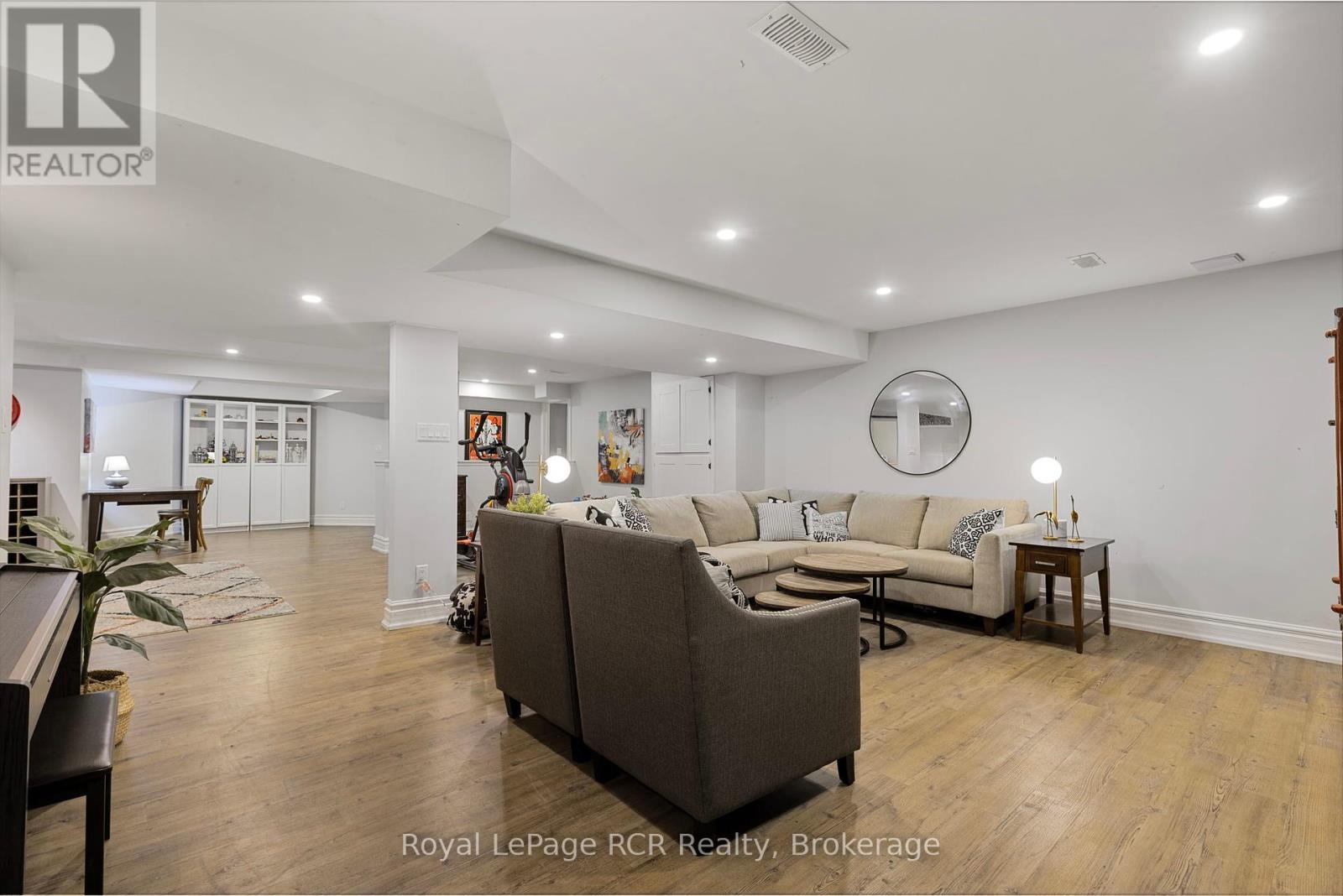 












6 CARMICHAEL CRESCENT

,
Collingwood,




Ontario
L9Y4R6

