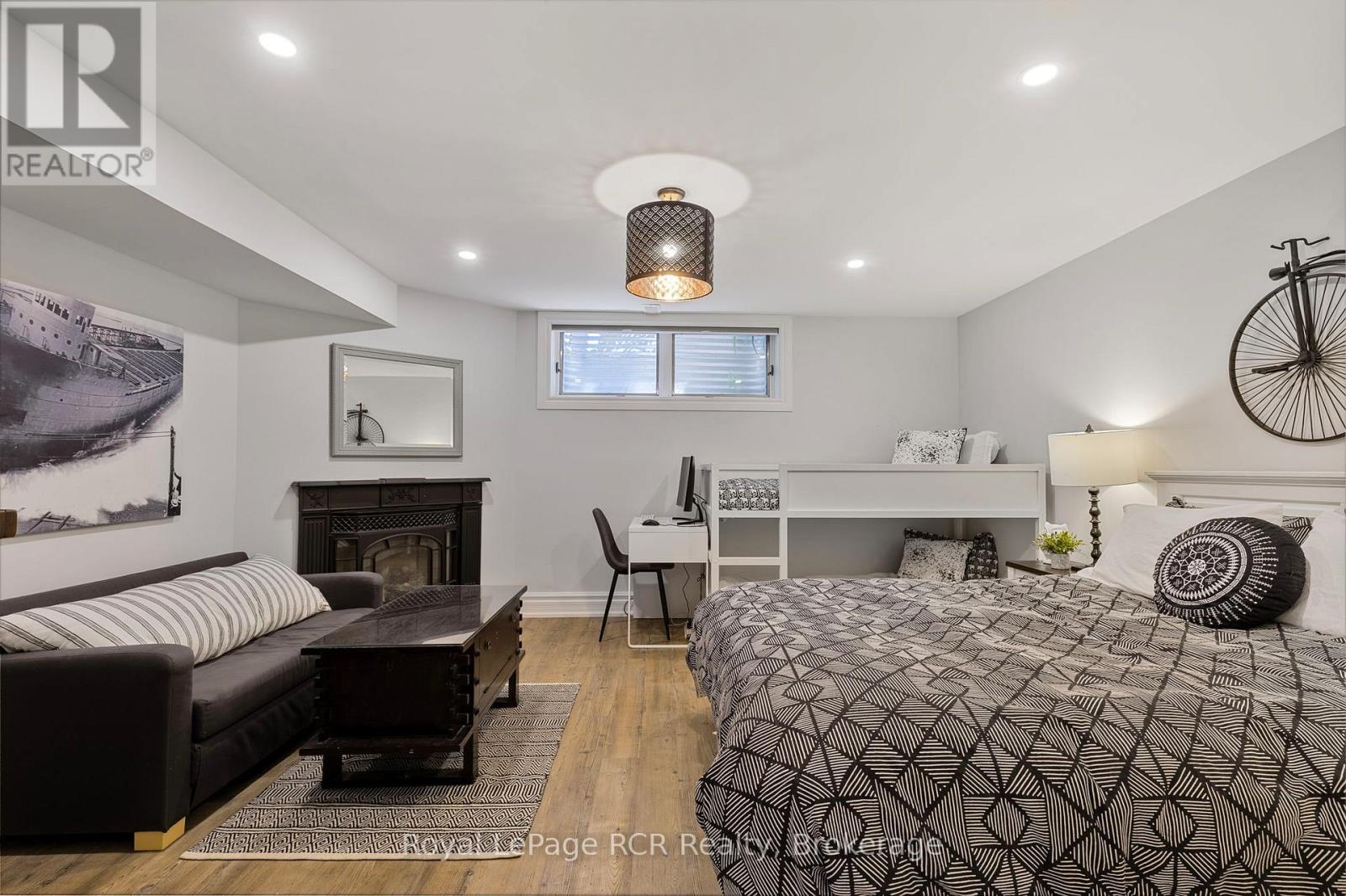 












6 CARMICHAEL CRESCENT

,
Collingwood,




Ontario
L9Y4R6


