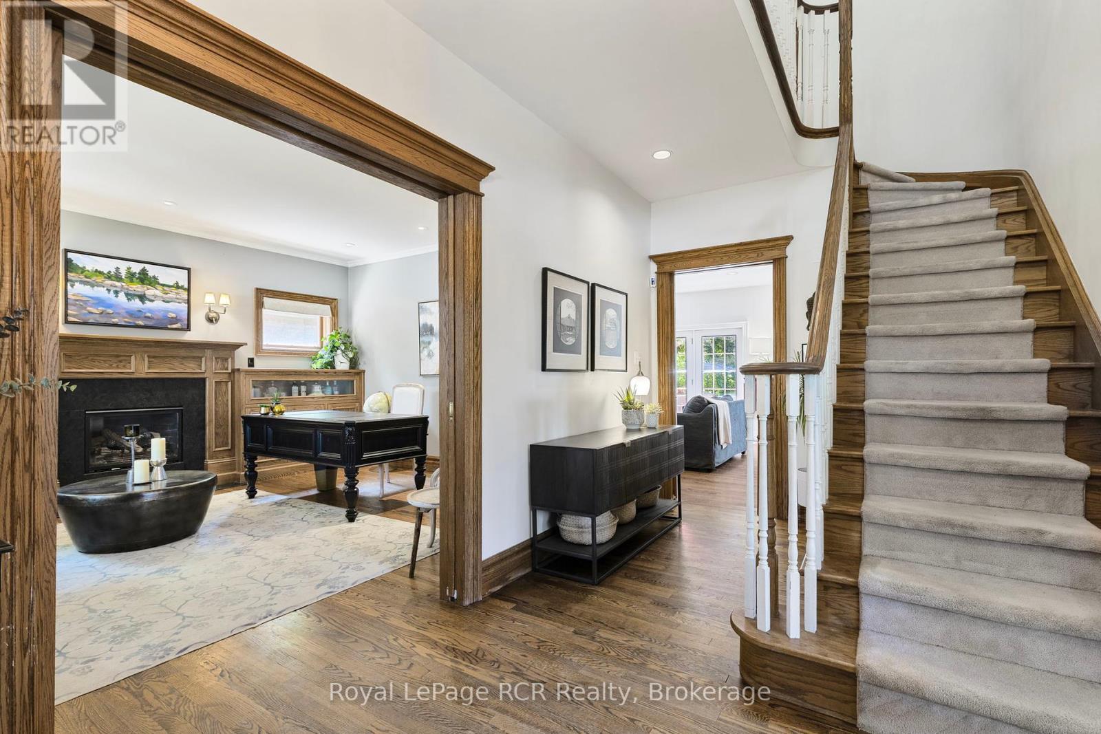 












6 CARMICHAEL CRESCENT

,
Collingwood,




Ontario
L9Y4R6

