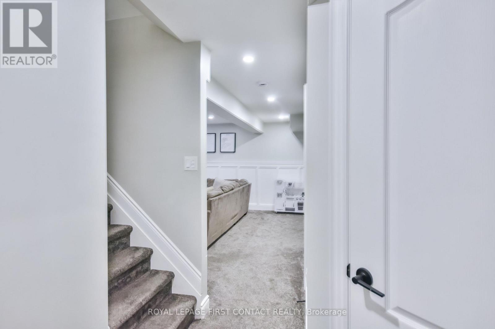 












40 BOOTH LANE

,
Barrie,




Ontario
L4N0S4

