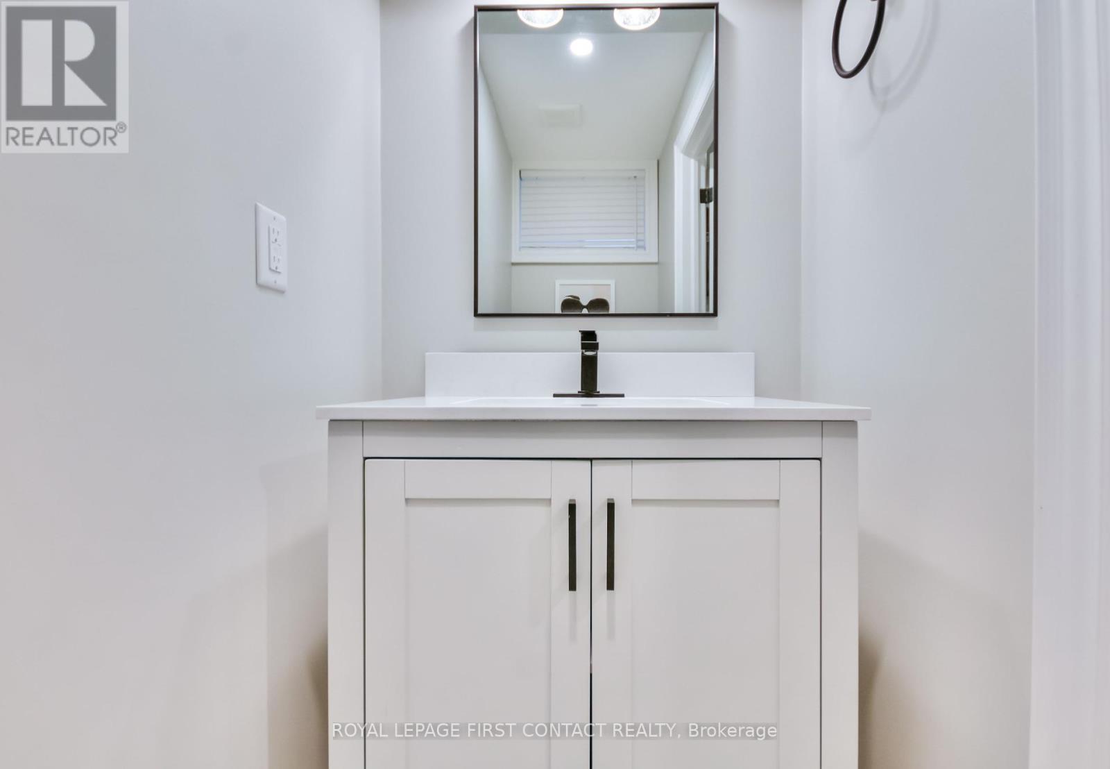 












40 BOOTH LANE

,
Barrie,




Ontario
L4N0S4

