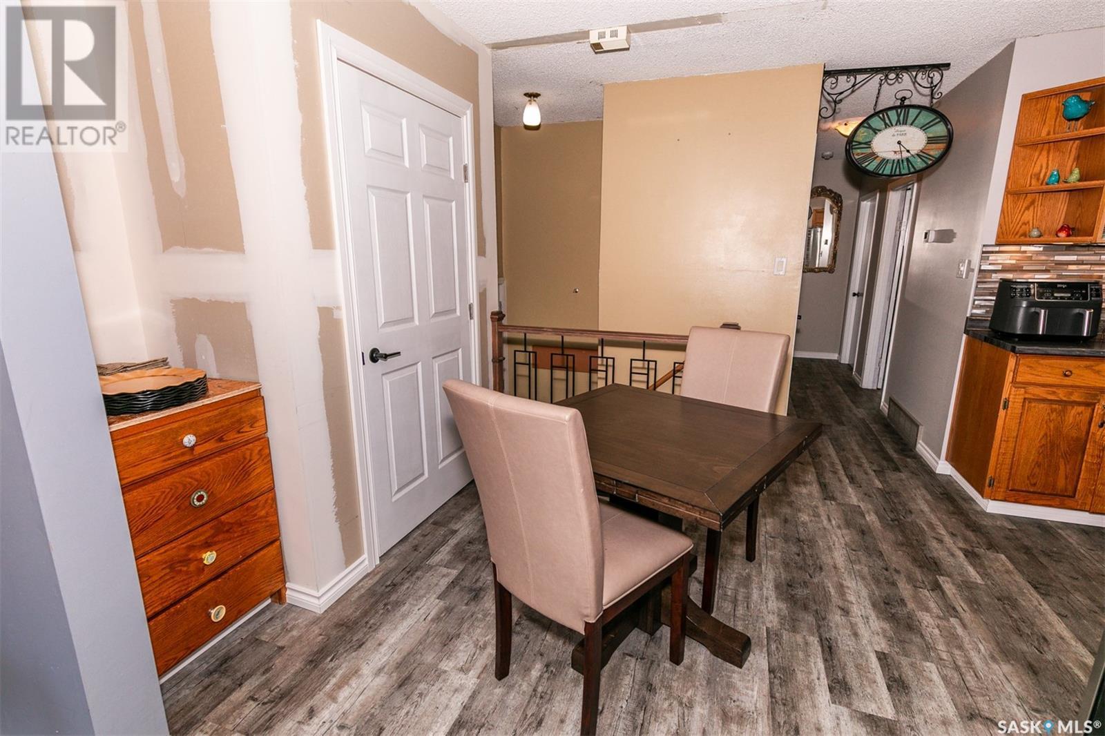 












317 Saskatchewan AVENUE

,
Kerrobert,




Saskatchewan
S0L1R0

