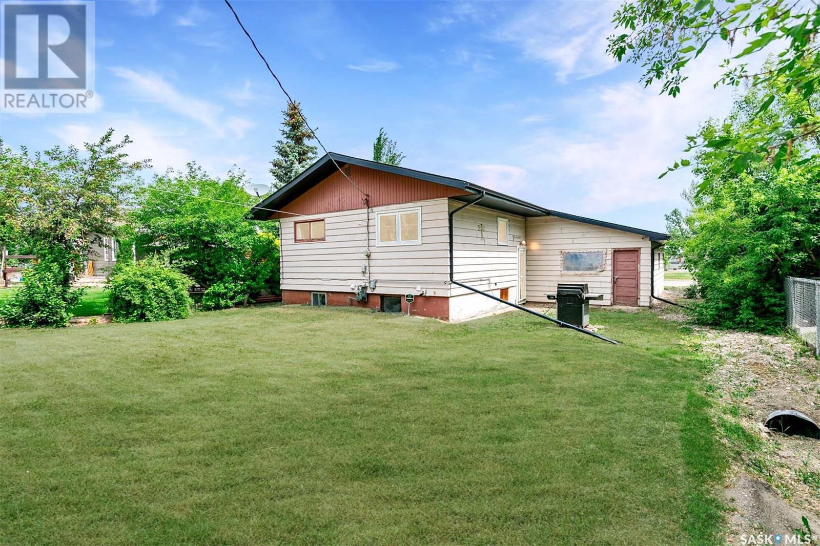 












317 Saskatchewan AVENUE

,
Kerrobert,




Saskatchewan
S0L1R0

