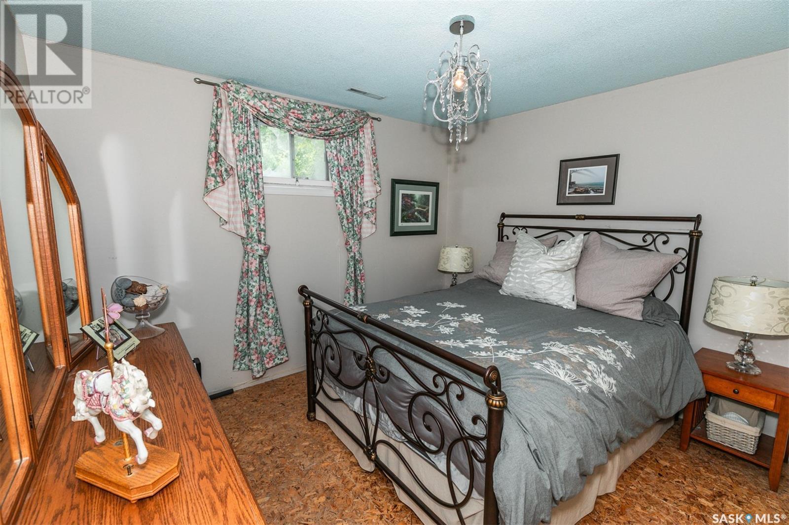 












317 Saskatchewan AVENUE

,
Kerrobert,




Saskatchewan
S0L1R0

