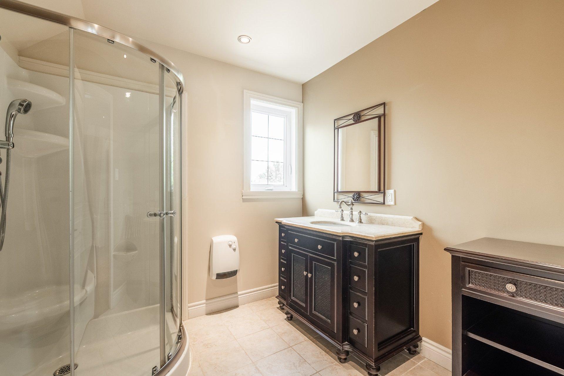 









4096


Rue de l'Orchidée

,
Saint-Bruno-de-Montarville,




QC
J3V6K1

