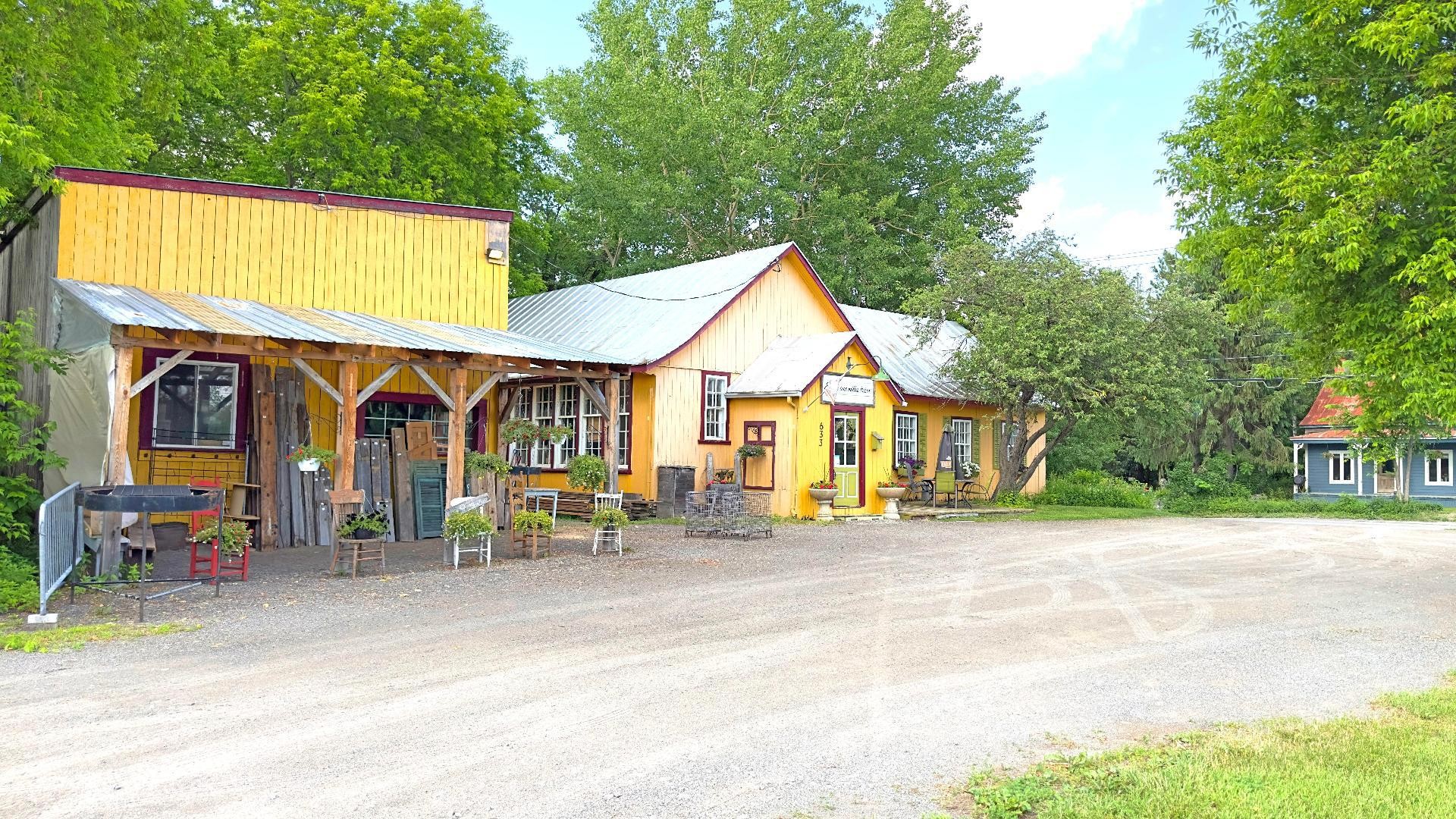 









633


Rue de New Glasgow

,
Sainte-Sophie,




QC
J5J2V7

