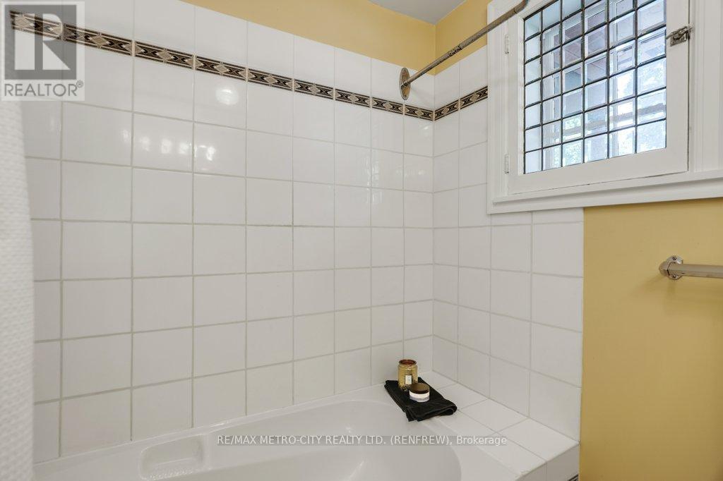 












154 QUARRY AVENUE

,
Renfrew,




Ontario
K7V2W4

