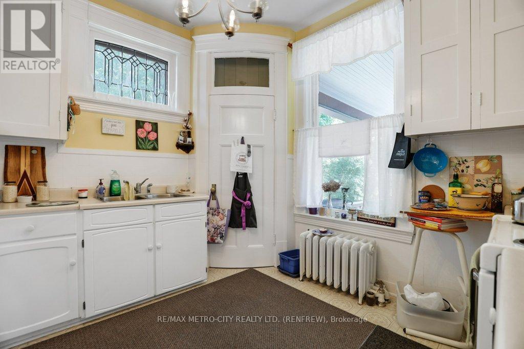 












154 QUARRY AVENUE

,
Renfrew,




Ontario
K7V2W4

