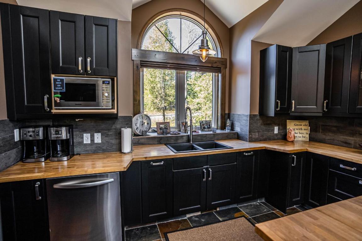 









6320


Robert

Road,
Jaffray,




BC
V0B 1T0

